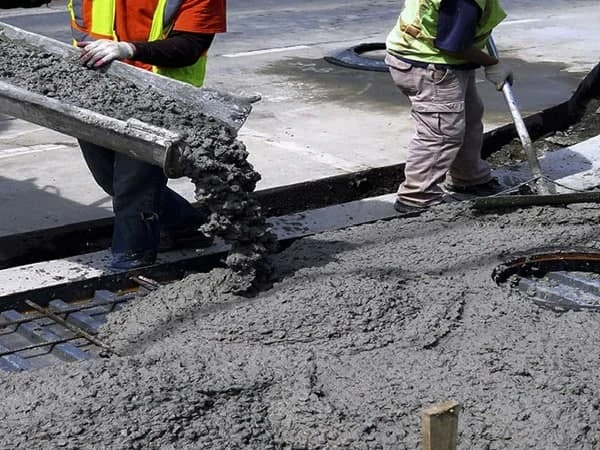 آب دادن به بتن بعد از بتن ریزی