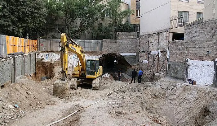 گودبرداری کنار ساختمان قدیمی